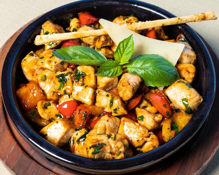 Chicken Recipe - Curry Chicken Bowl with Sesame Seeds, Tomatoes and Peppers